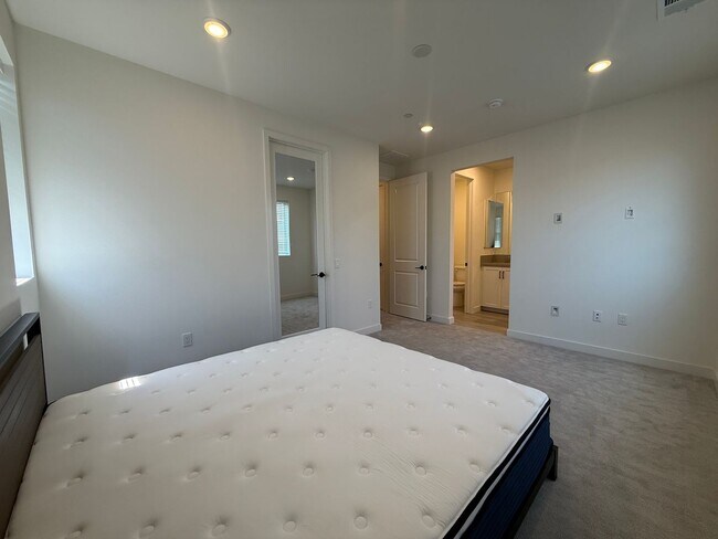 Building Photo - Two-bedroom, two-and-a-half-bath tri-level townhouse located in Arcadia, CA