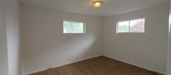 Building Photo - Duplex walking distance to UTC!