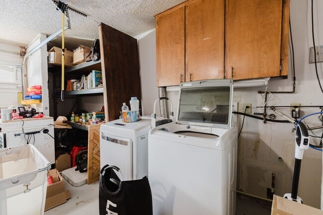 Building Photo - Spacious 3 Bedroom Home with Solar Panels and a Pool