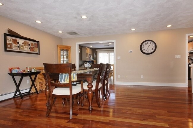 Building Photo - 39 Locust St