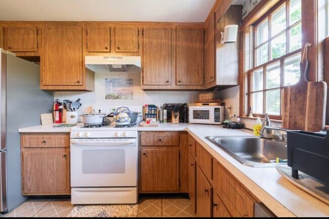 Building Photo - 76 Bay Rd