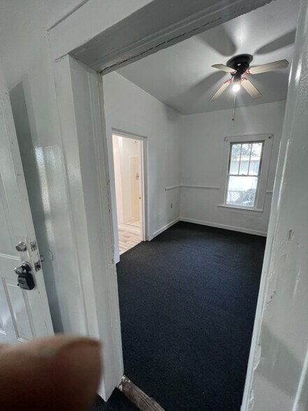 Building Photo - 1031 N Florence Ave