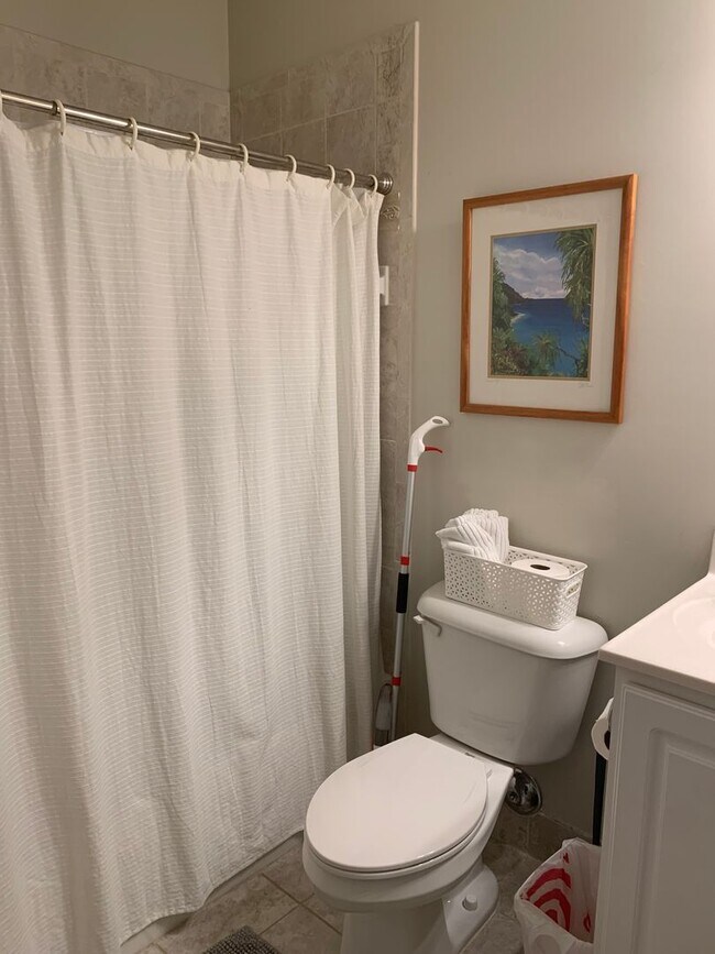 Building Photo - Ground Level 2-bed, 2-bath Condo in Provid...