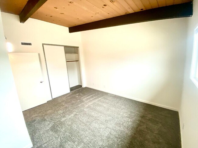 Building Photo - 692 Cabot Way