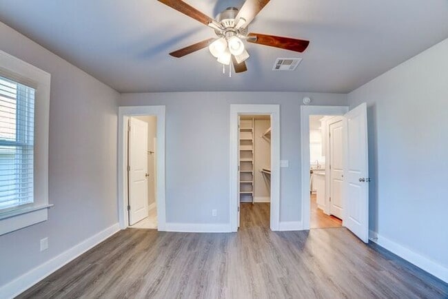 Building Photo - Classic Charm With All New Amenities 3/2 House!