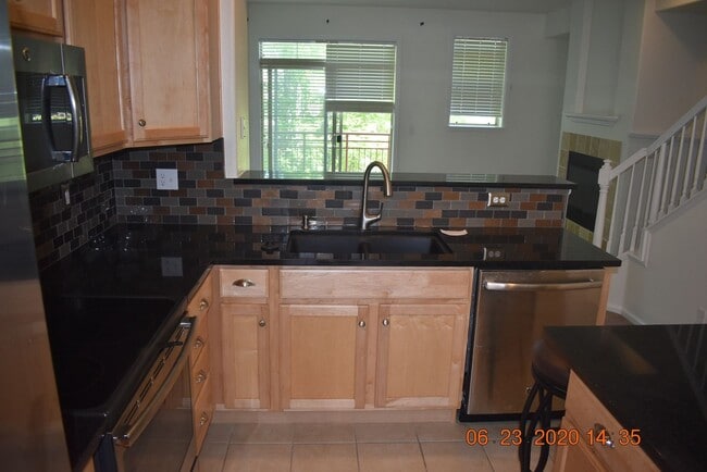 Building Photo - Beautiful 2 Bedroom Townhome / Old Town Ar...