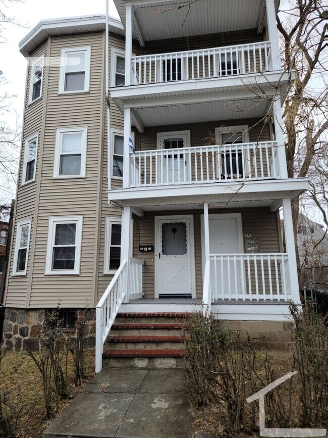 Building Photo - Large and Sunny 2-Bed, 1-Bath in JP Avail for June