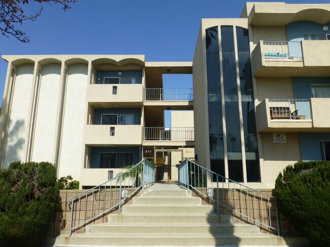 Building Photo - 833 5th St