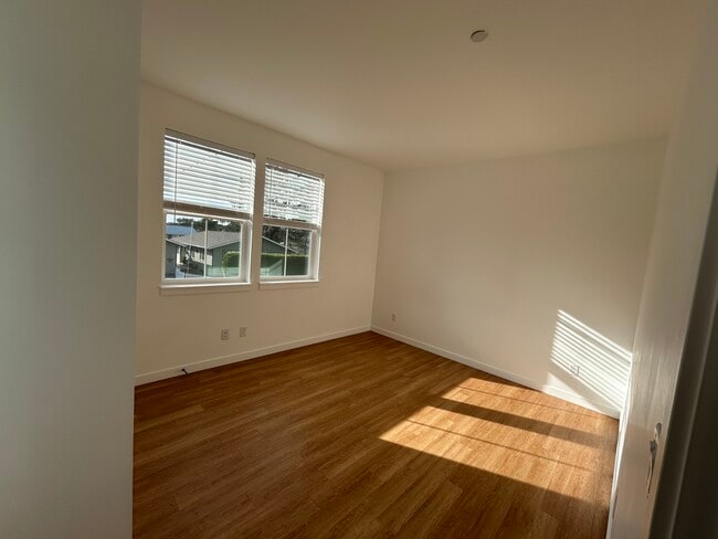 Building Photo - Canal House