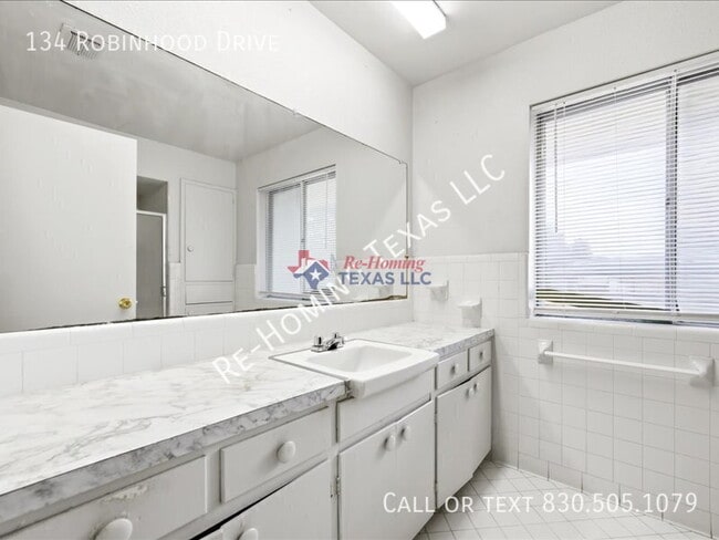 Building Photo - 134 Robinhood