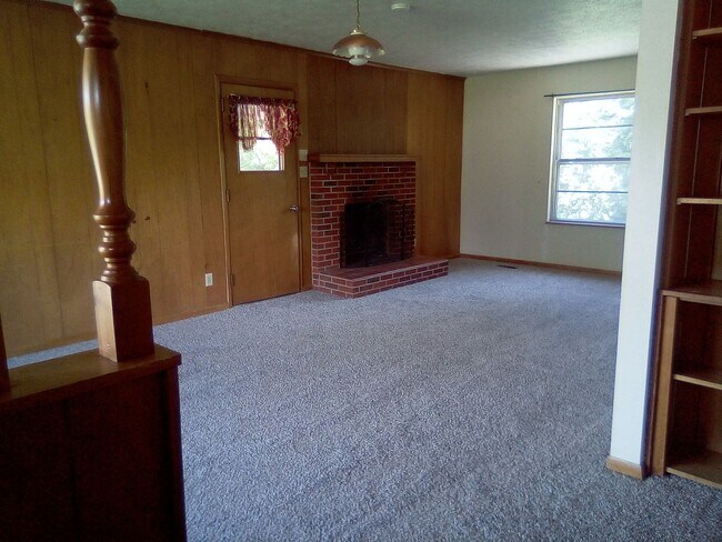 Building Photo - Knoxville 37918 - Beautiful 3 bedroom, 1.5 bath, brick rancher - Call Sharon Arnwine (865) 313-7215