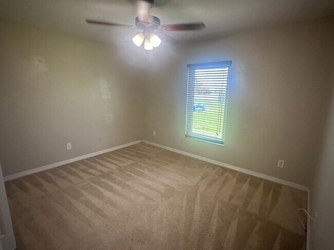 Building Photo - 4 Bedroom plus Den - 2 Bathrooms - 2 Car G...