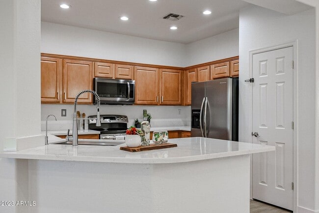 Building Photo - BRAND NEW 5 BEDROOM HOME IN PHOENIX
