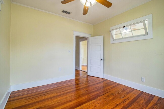 Building Photo - 412 E Tillman Ave