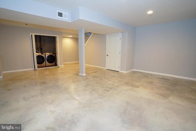 Building Photo - 7862 Centergate Ct