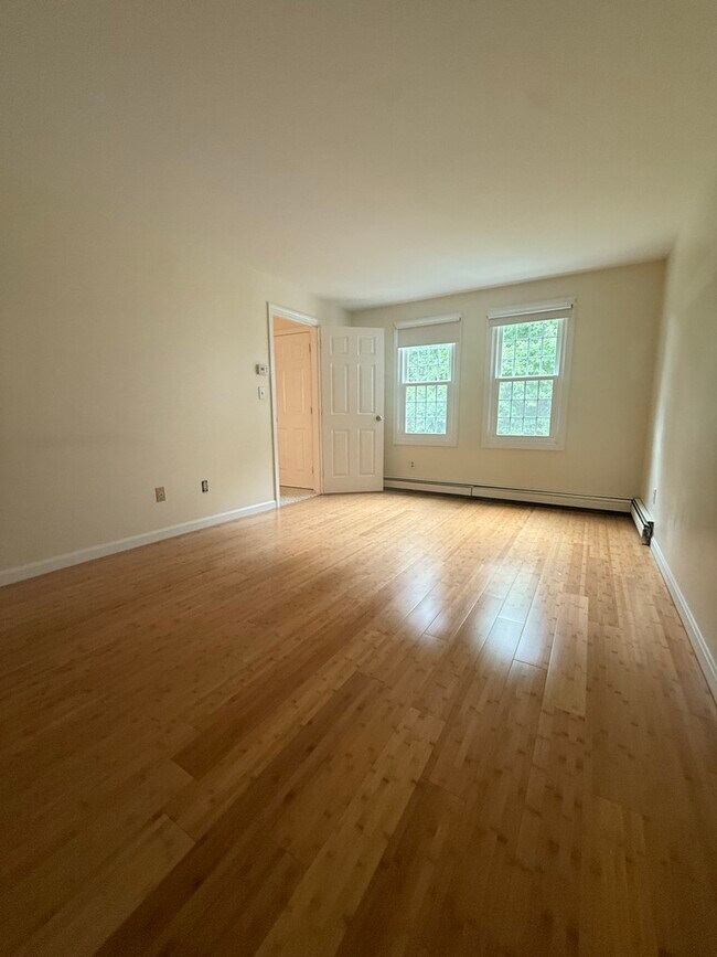 Building Photo - 303 Twin Lakes Dr