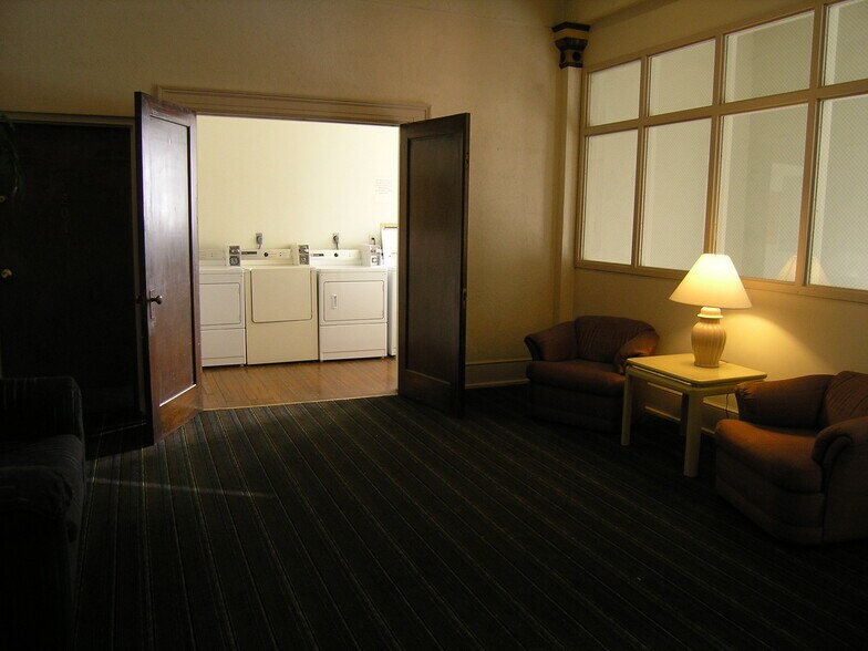 Waiting area off of laundry area - 221 E Mifflin St