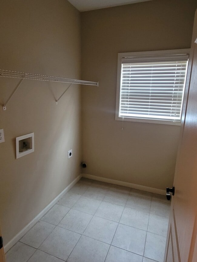 Building Photo - Home For Rent