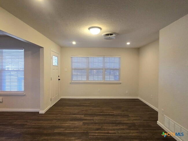 Building Photo - 406 Oak St