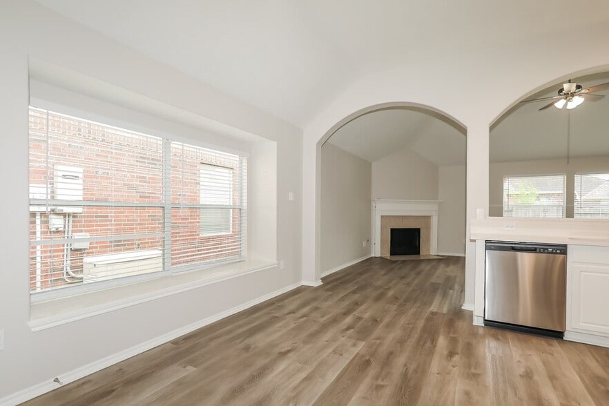 Building Photo - 2439 Ligustrum Flower Dr