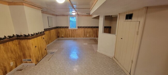 Building Photo - AVAILABLE AUGUST 15th - 4 Bed 3 Bath w/ Spacious Back Deck - SHORT TERM LEASE TILL END OF APRIL