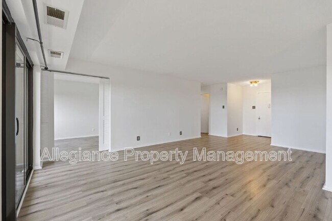 Building Photo - 309 Yoakum Pkwy
