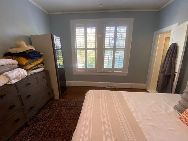 Building Photo - 2225 Blossom St