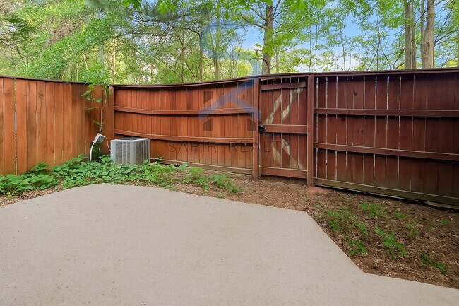 Building Photo - Move in before November 30th and choose yo...