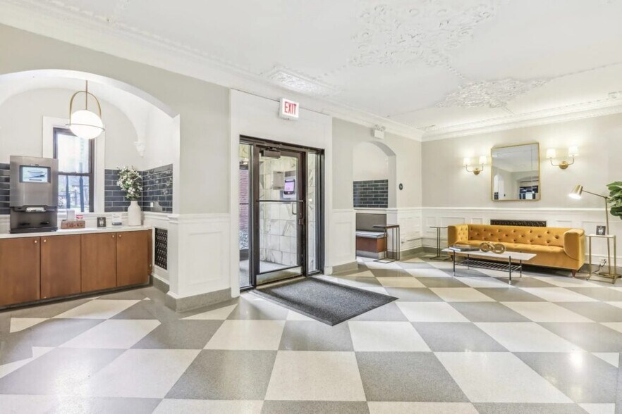 Building Photo - 1150 N La Salle Dr