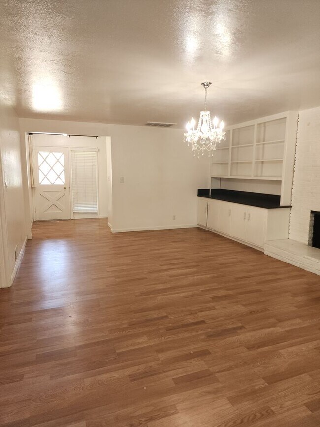 Building Photo - 3 Bedroom 2 Bathroom in court Near Somerse...