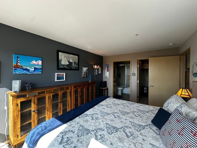Building Photo - Fully Furnished Downtown Everett Condo wit...