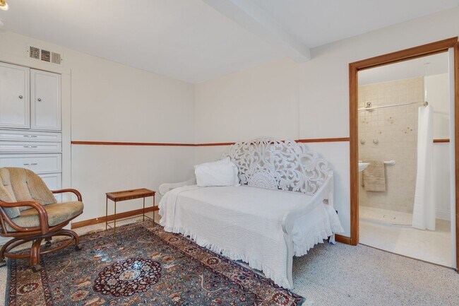 Building Photo - 228 N Pueblo Ave