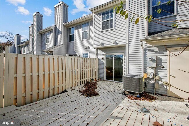 Building Photo - 8703 Village Green Ct