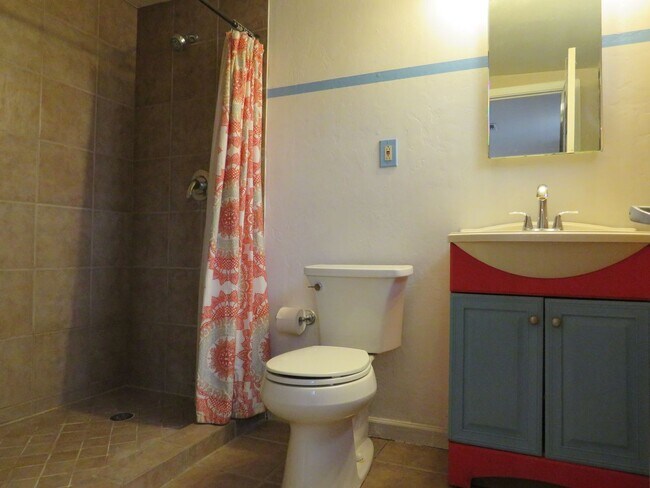 Building Photo - Charming Bungalow Guest House with utilities in Central Tucson