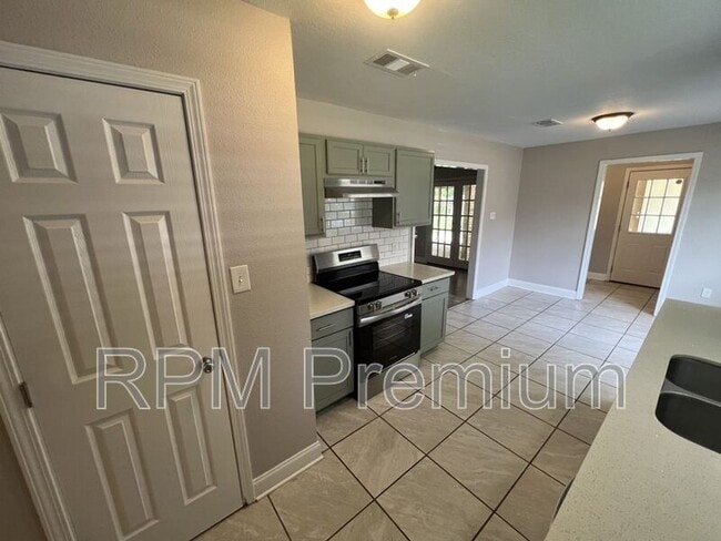 Building Photo - 2530 Chantulane Ave