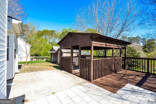 Building Photo - 300 Claremont Dr