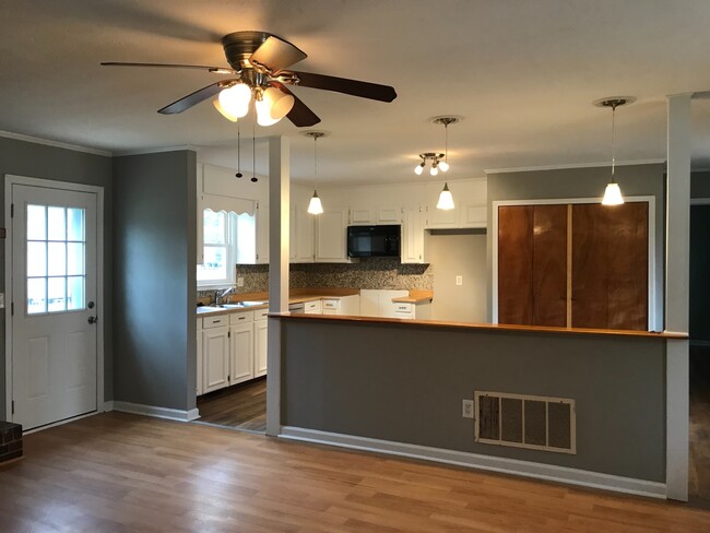 Building Photo - Simpsonville  3 Bedroom, 1.5 Bath Home Nea...
