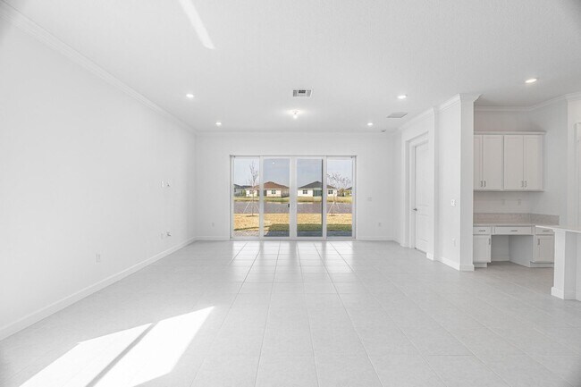 Building Photo - 13885 SE Riversway St