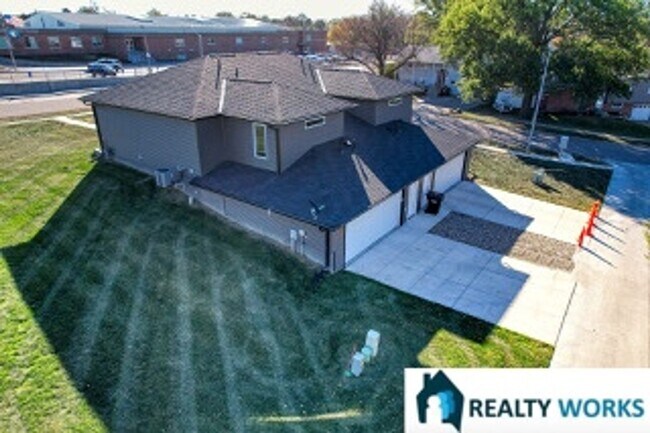 Building Photo - 3 Bedroom, 2.5 Bath townhome in great loca...