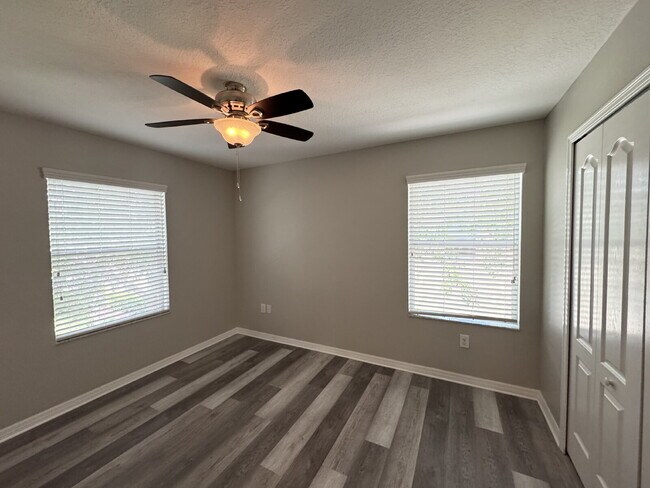 Building Photo - "Charming Tampa Retreat: Stylish 2-Bedroom with Granite Finishes & Guest Suite!"