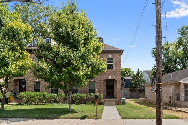 Building Photo - AVAILABLE NOW IN GERMANTOWN. Great Walkable Neighborhood! 3 Bed 2.5 Bath Town Home. $3,100 Per Month
