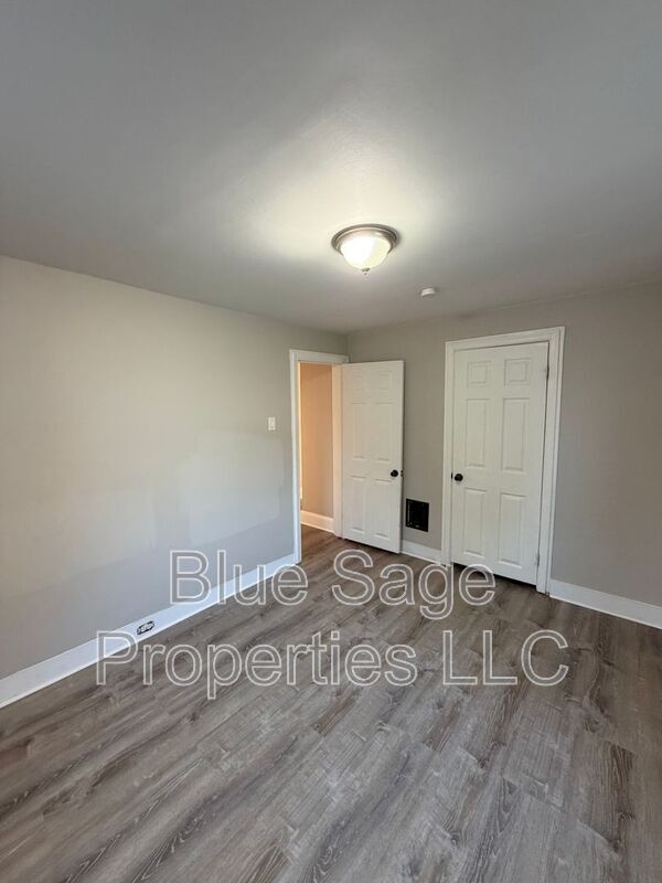 Building Photo - 913 8th Ave
