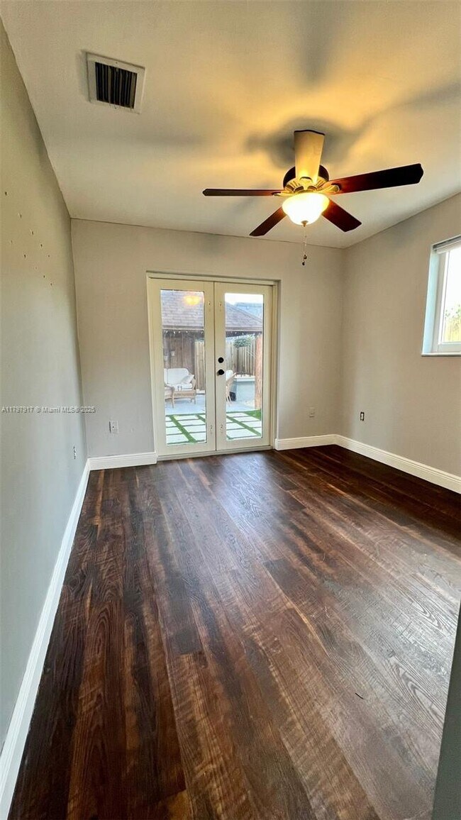 Building Photo - 2038 SW 57th Ct