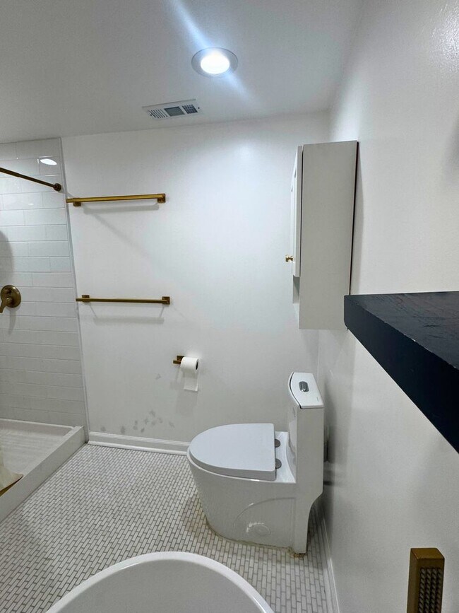 Building Photo - Beautiful and Spacious 4BD 2BA Single-Family Home in Arlington Heights