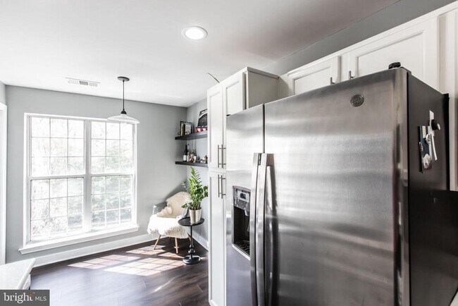 Building Photo - 8201 Crossbrook Ct