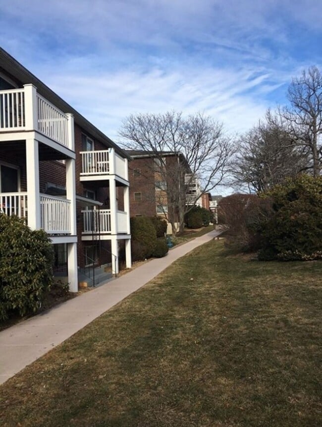 Building Photo - Fresh 1 Bedroom Corner Condo with 2 Off Street Parking Spaces