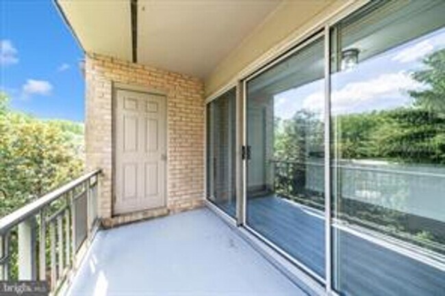 Building Photo - TOP FLOOR CONDO WITH QUIET VIEW