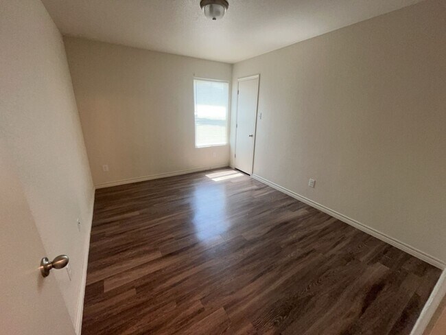 Building Photo - AVAILABLE NOW!