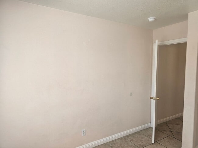 Building Photo - 3 bedroom home