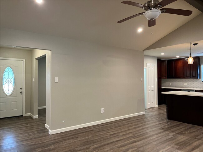 Building Photo - 304 S Shadowbend Dr